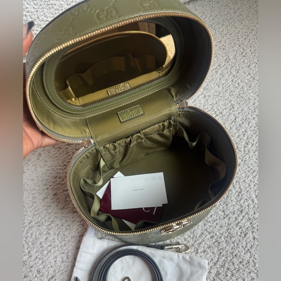 Gucci GG embossed leather vanity bag - Picture 4 of 7